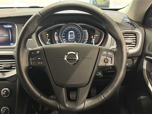 ボルボ Ｖ４０ クロスカントリー T3 キネティック 新潟県 2019(平31)年 3.2万km アイスホワイト アダプティブ・クルーズ・コントロール/ブラインドスポット・インフォメーション・システム/レーン・キーピング・エイド/レーン・チェンジ・マージ・エイド/ロード・サイン・インフォメーション/（ドライバー・アラート・コントロール/クロス・トラフィック・アラート/リアビューカメラ/ LEDヘッドライト（アクティブベンディング機能付）/アクティブ・ハイビーム/LEDデイタイム・ランニング/ 7インチ・ワイドディスプレイ/・HDDナビ/・Bluetooth/・USB/ドライブレコーダー/ETC