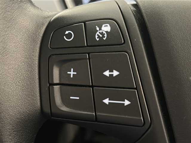 ボルボ Ｖ４０ クロスカントリー T3 キネティック 新潟県 2019(平31)年 3.2万km アイスホワイト アダプティブ・クルーズ・コントロール/ブラインドスポット・インフォメーション・システム/レーン・キーピング・エイド/レーン・チェンジ・マージ・エイド/ロード・サイン・インフォメーション/（ドライバー・アラート・コントロール/クロス・トラフィック・アラート/リアビューカメラ/ LEDヘッドライト（アクティブベンディング機能付）/アクティブ・ハイビーム/LEDデイタイム・ランニング/ 7インチ・ワイドディスプレイ/・HDDナビ/・Bluetooth/・USB/ドライブレコーダー/ETC