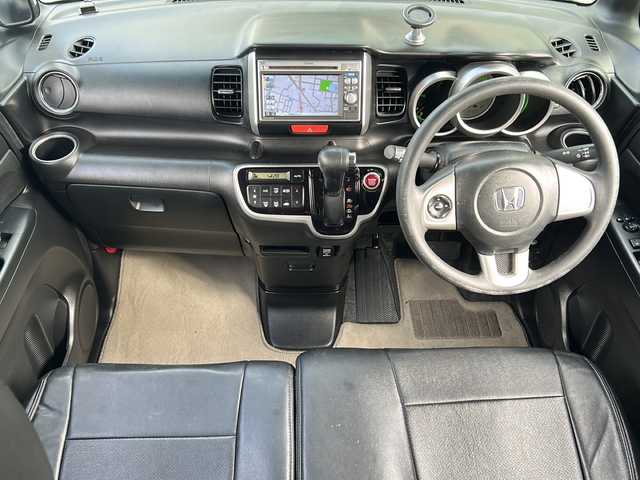 ホンダ Ｎ ＢＯＸ G SSパッケージ 静岡県 2013(平25)年 5万km アラバスターシルバーメタリック 純正ナビ/・ラジオ/USB/SD/VTR/ワンセグTV/主要装備/・ルーフキャリア　/・両側パワースライドドア　/・ステアリングリモコン　/・バックカメラ　/・アイドリングストップ　/・横滑り防止　/・プッシュスタート　/・スマートキー　/・ＥＴＣ　/・盗難防止装置　/・パワーステアリング/・純正アルミホイール/・純正フロアマット/・社外シートカバー