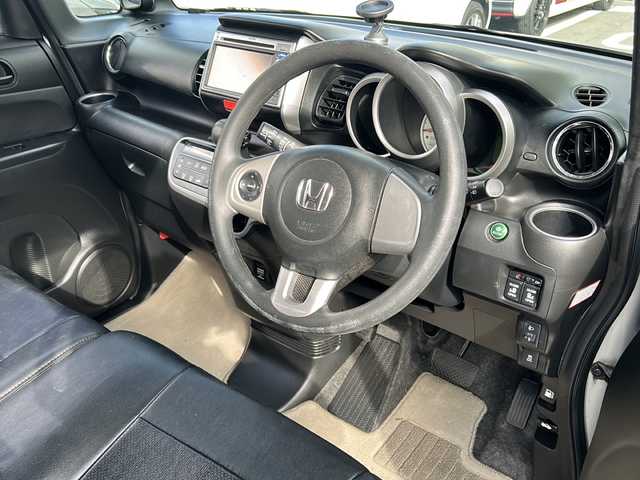 ホンダ Ｎ ＢＯＸ G SSパッケージ 静岡県 2013(平25)年 5万km アラバスターシルバーメタリック 純正ナビ/・ラジオ/USB/SD/VTR/ワンセグTV/主要装備/・ルーフキャリア　/・両側パワースライドドア　/・ステアリングリモコン　/・バックカメラ　/・アイドリングストップ　/・横滑り防止　/・プッシュスタート　/・スマートキー　/・ＥＴＣ　/・盗難防止装置　/・パワーステアリング/・純正アルミホイール/・純正フロアマット/・社外シートカバー