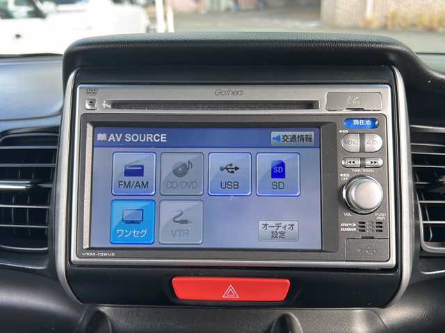 ホンダ Ｎ ＢＯＸ G SSパッケージ 静岡県 2013(平25)年 5万km アラバスターシルバーメタリック 純正ナビ/・ラジオ/USB/SD/VTR/ワンセグTV/主要装備/・ルーフキャリア　/・両側パワースライドドア　/・ステアリングリモコン　/・バックカメラ　/・アイドリングストップ　/・横滑り防止　/・プッシュスタート　/・スマートキー　/・ＥＴＣ　/・盗難防止装置　/・パワーステアリング/・純正アルミホイール/・純正フロアマット/・社外シートカバー