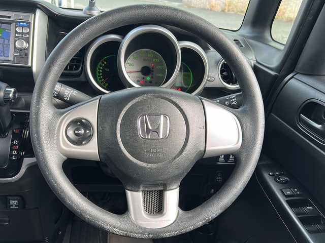 ホンダ Ｎ ＢＯＸ G SSパッケージ 静岡県 2013(平25)年 5万km アラバスターシルバーメタリック 純正ナビ/・ラジオ/USB/SD/VTR/ワンセグTV/主要装備/・ルーフキャリア　/・両側パワースライドドア　/・ステアリングリモコン　/・バックカメラ　/・アイドリングストップ　/・横滑り防止　/・プッシュスタート　/・スマートキー　/・ＥＴＣ　/・盗難防止装置　/・パワーステアリング/・純正アルミホイール/・純正フロアマット/・社外シートカバー