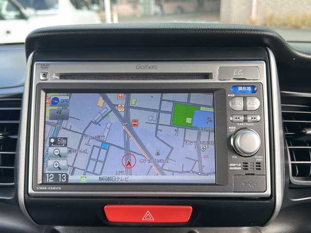 ホンダ Ｎ ＢＯＸ G SSパッケージ 静岡県 2013(平25)年 5万km アラバスターシルバーメタリック 純正ナビ/・ラジオ/USB/SD/VTR/ワンセグTV/主要装備/・ルーフキャリア　/・両側パワースライドドア　/・ステアリングリモコン　/・バックカメラ　/・アイドリングストップ　/・横滑り防止　/・プッシュスタート　/・スマートキー　/・ＥＴＣ　/・盗難防止装置　/・パワーステアリング/・純正アルミホイール/・純正フロアマット/・社外シートカバー