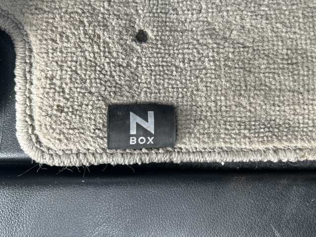 ホンダ Ｎ ＢＯＸ G SSパッケージ 静岡県 2013(平25)年 5万km アラバスターシルバーメタリック 純正ナビ/・ラジオ/USB/SD/VTR/ワンセグTV/主要装備/・ルーフキャリア　/・両側パワースライドドア　/・ステアリングリモコン　/・バックカメラ　/・アイドリングストップ　/・横滑り防止　/・プッシュスタート　/・スマートキー　/・ＥＴＣ　/・盗難防止装置　/・パワーステアリング/・純正アルミホイール/・純正フロアマット/・社外シートカバー