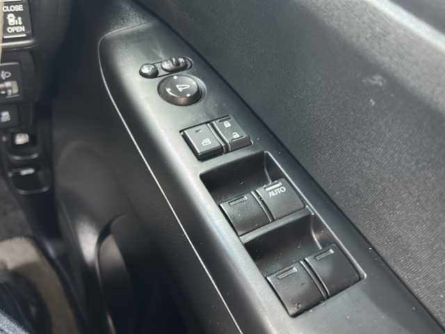 ホンダ Ｎ ＢＯＸ G SSパッケージ 静岡県 2013(平25)年 5万km アラバスターシルバーメタリック 純正ナビ/・ラジオ/USB/SD/VTR/ワンセグTV/主要装備/・ルーフキャリア　/・両側パワースライドドア　/・ステアリングリモコン　/・バックカメラ　/・アイドリングストップ　/・横滑り防止　/・プッシュスタート　/・スマートキー　/・ＥＴＣ　/・盗難防止装置　/・パワーステアリング/・純正アルミホイール/・純正フロアマット/・社外シートカバー