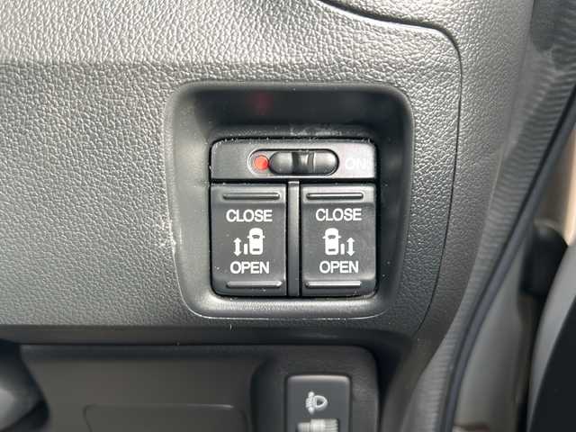 ホンダ Ｎ ＢＯＸ G SSパッケージ 静岡県 2013(平25)年 5万km アラバスターシルバーメタリック 純正ナビ/・ラジオ/USB/SD/VTR/ワンセグTV/主要装備/・ルーフキャリア　/・両側パワースライドドア　/・ステアリングリモコン　/・バックカメラ　/・アイドリングストップ　/・横滑り防止　/・プッシュスタート　/・スマートキー　/・ＥＴＣ　/・盗難防止装置　/・パワーステアリング/・純正アルミホイール/・純正フロアマット/・社外シートカバー