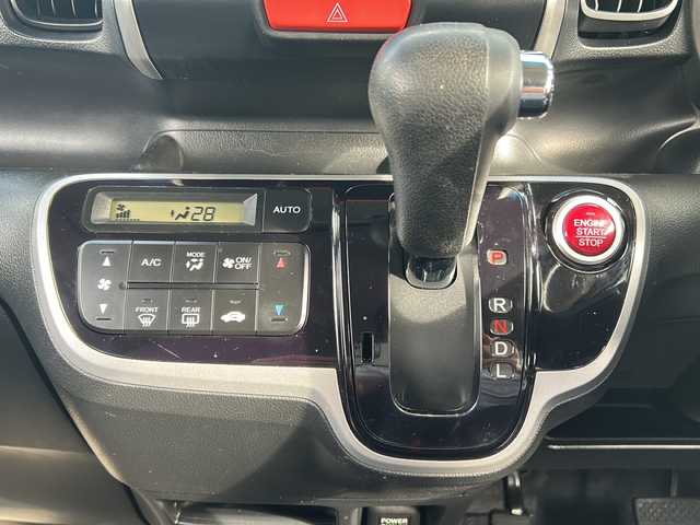 ホンダ Ｎ ＢＯＸ G SSパッケージ 静岡県 2013(平25)年 5万km アラバスターシルバーメタリック 純正ナビ/・ラジオ/USB/SD/VTR/ワンセグTV/主要装備/・ルーフキャリア　/・両側パワースライドドア　/・ステアリングリモコン　/・バックカメラ　/・アイドリングストップ　/・横滑り防止　/・プッシュスタート　/・スマートキー　/・ＥＴＣ　/・盗難防止装置　/・パワーステアリング/・純正アルミホイール/・純正フロアマット/・社外シートカバー