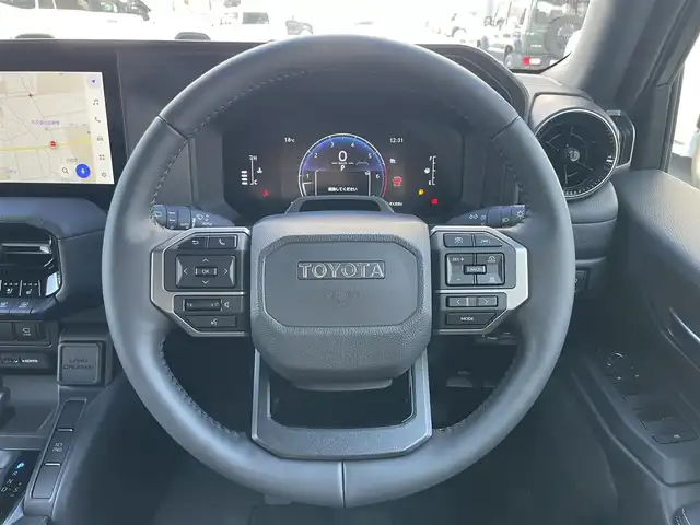 トヨタ ランドクルーザー ２５０ VX 栃木県 2024(令6)年 0.1万km プラチナホワイトパールマイカ モデリスタパッケージ/・フロントバンパーガード/・フロントアンダーカバー/・リヤバンパーガーニッシュ/トヨタチームメイト［アドバンスト ドライブ(渋滞時支援)］ /ToyotaSafetySense/・プリクラッシュセーフティ(歩行者［昼夜］・自転車運転者［昼夜］・自動二輪車［昼］検知機能付衝突回避支援タイプ/ミリ波レーダー+単眼カメラ方式)/・緊急時操舵支援(アクティブ操舵機能付)+フロントクロストラフィックアラート［FCTA］+レーンチェンジアシスト［LCA］/・レーントレーシングアシスト［LTA］+レーンディパーチャーアラート［LDA］/・レーダークルーズコントロール(全車速追従機能付)/・オートマチックハイビーム［AHB］/・プロアクティブドライビングアシスト［PDA］/ブラインドスポットモニター［BSM］+安心降車アシスト［SEA］+後方車両接近告知+周辺車両接近時サポート(通報提案機能)+後方車両への接近警報＋セカンダリーコリジョンブレーキ(停車中後突対応)/パノラミックビューモニター/12.3インチディスプレイオーディオ(コネクティッドナビ対応)Plus+トヨタプレミアムサウンドシステム/デジタルインナーミラー/ドライブレコーダー