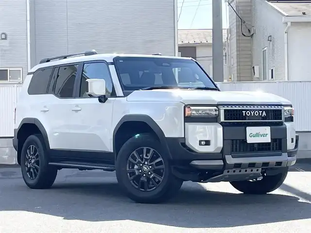 トヨタ ランドクルーザー ２５０ VX 栃木県 2024(令6)年 0.1万km プラチナホワイトパールマイカ モデリスタパッケージ/・フロントバンパーガード/・フロントアンダーカバー/・リヤバンパーガーニッシュ/トヨタチームメイト［アドバンスト ドライブ(渋滞時支援)］ /ToyotaSafetySense/・プリクラッシュセーフティ(歩行者［昼夜］・自転車運転者［昼夜］・自動二輪車［昼］検知機能付衝突回避支援タイプ/ミリ波レーダー+単眼カメラ方式)/・緊急時操舵支援(アクティブ操舵機能付)+フロントクロストラフィックアラート［FCTA］+レーンチェンジアシスト［LCA］/・レーントレーシングアシスト［LTA］+レーンディパーチャーアラート［LDA］/・レーダークルーズコントロール(全車速追従機能付)/・オートマチックハイビーム［AHB］/・プロアクティブドライビングアシスト［PDA］/ブラインドスポットモニター［BSM］+安心降車アシスト［SEA］+後方車両接近告知+周辺車両接近時サポート(通報提案機能)+後方車両への接近警報＋セカンダリーコリジョンブレーキ(停車中後突対応)/パノラミックビューモニター/12.3インチディスプレイオーディオ(コネクティッドナビ対応)Plus+トヨタプレミアムサウンドシステム/デジタルインナーミラー/ドライブレコーダー