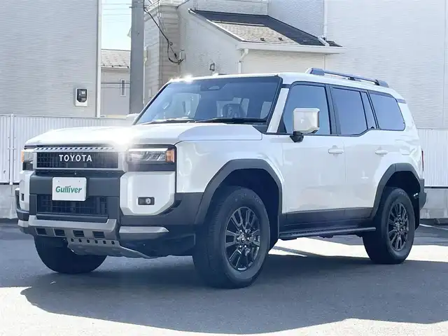 トヨタ ランドクルーザー ２５０ VX 栃木県 2024(令6)年 0.1万km プラチナホワイトパールマイカ モデリスタパッケージ/・フロントバンパーガード/・フロントアンダーカバー/・リヤバンパーガーニッシュ/トヨタチームメイト［アドバンスト ドライブ(渋滞時支援)］ /ToyotaSafetySense/・プリクラッシュセーフティ(歩行者［昼夜］・自転車運転者［昼夜］・自動二輪車［昼］検知機能付衝突回避支援タイプ/ミリ波レーダー+単眼カメラ方式)/・緊急時操舵支援(アクティブ操舵機能付)+フロントクロストラフィックアラート［FCTA］+レーンチェンジアシスト［LCA］/・レーントレーシングアシスト［LTA］+レーンディパーチャーアラート［LDA］/・レーダークルーズコントロール(全車速追従機能付)/・オートマチックハイビーム［AHB］/・プロアクティブドライビングアシスト［PDA］/ブラインドスポットモニター［BSM］+安心降車アシスト［SEA］+後方車両接近告知+周辺車両接近時サポート(通報提案機能)+後方車両への接近警報＋セカンダリーコリジョンブレーキ(停車中後突対応)/パノラミックビューモニター/12.3インチディスプレイオーディオ(コネクティッドナビ対応)Plus+トヨタプレミアムサウンドシステム/デジタルインナーミラー/ドライブレコーダー