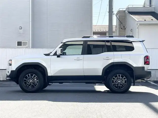 トヨタ ランドクルーザー ２５０ VX 栃木県 2024(令6)年 0.1万km プラチナホワイトパールマイカ モデリスタパッケージ/・フロントバンパーガード/・フロントアンダーカバー/・リヤバンパーガーニッシュ/トヨタチームメイト［アドバンスト ドライブ(渋滞時支援)］ /ToyotaSafetySense/・プリクラッシュセーフティ(歩行者［昼夜］・自転車運転者［昼夜］・自動二輪車［昼］検知機能付衝突回避支援タイプ/ミリ波レーダー+単眼カメラ方式)/・緊急時操舵支援(アクティブ操舵機能付)+フロントクロストラフィックアラート［FCTA］+レーンチェンジアシスト［LCA］/・レーントレーシングアシスト［LTA］+レーンディパーチャーアラート［LDA］/・レーダークルーズコントロール(全車速追従機能付)/・オートマチックハイビーム［AHB］/・プロアクティブドライビングアシスト［PDA］/ブラインドスポットモニター［BSM］+安心降車アシスト［SEA］+後方車両接近告知+周辺車両接近時サポート(通報提案機能)+後方車両への接近警報＋セカンダリーコリジョンブレーキ(停車中後突対応)/パノラミックビューモニター/12.3インチディスプレイオーディオ(コネクティッドナビ対応)Plus+トヨタプレミアムサウンドシステム/デジタルインナーミラー/ドライブレコーダー