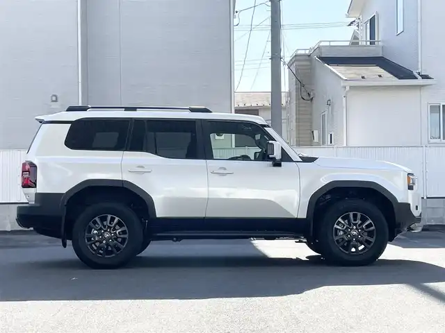 トヨタ ランドクルーザー ２５０ VX 栃木県 2024(令6)年 0.1万km プラチナホワイトパールマイカ モデリスタパッケージ/・フロントバンパーガード/・フロントアンダーカバー/・リヤバンパーガーニッシュ/トヨタチームメイト［アドバンスト ドライブ(渋滞時支援)］ /ToyotaSafetySense/・プリクラッシュセーフティ(歩行者［昼夜］・自転車運転者［昼夜］・自動二輪車［昼］検知機能付衝突回避支援タイプ/ミリ波レーダー+単眼カメラ方式)/・緊急時操舵支援(アクティブ操舵機能付)+フロントクロストラフィックアラート［FCTA］+レーンチェンジアシスト［LCA］/・レーントレーシングアシスト［LTA］+レーンディパーチャーアラート［LDA］/・レーダークルーズコントロール(全車速追従機能付)/・オートマチックハイビーム［AHB］/・プロアクティブドライビングアシスト［PDA］/ブラインドスポットモニター［BSM］+安心降車アシスト［SEA］+後方車両接近告知+周辺車両接近時サポート(通報提案機能)+後方車両への接近警報＋セカンダリーコリジョンブレーキ(停車中後突対応)/パノラミックビューモニター/12.3インチディスプレイオーディオ(コネクティッドナビ対応)Plus+トヨタプレミアムサウンドシステム/デジタルインナーミラー/ドライブレコーダー
