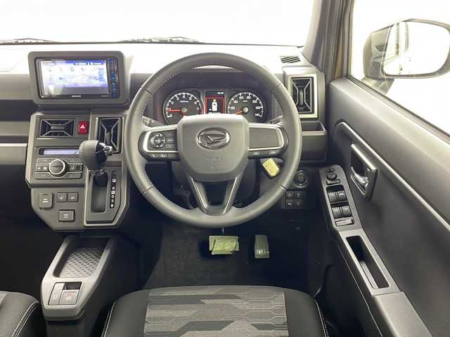 ダイハツ タフト G ダーククロムベンチャー 愛知県 2024(令6)年 0.9万km サンドベージュメタリック KENWOODナビ【MDV-S707W】/フルセグTV・Bluetooth/ガラスルーフ/ルーフレール/純正15インチアルミホイール/スマートアシスト/アダプティブクルーズコントロール/レーンキープコントロール/衝突回避支援ブレーキ/衝突警報/ブレーキ制御付誤発進抑制(前方・後方)/車線逸脱抑制制御/車線逸脱警報/路外逸脱警報/ふらつき警報/先行車発進お知らせ/標識認識/アダプティブドライビングビーム/サイドビューランプ/コーナーセンサー(フロント・リヤ)/アイドリングストップ/LEDヘッドライト/オートライト/フロントフォグランプ/ファブリックシート/運転席助手席シートヒーター/スマートキー/プッシュスタート/イモビライザー/保証書・取扱説明書/スペアキー