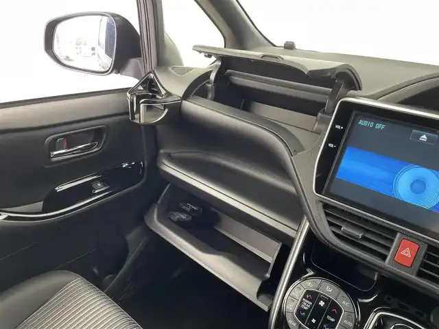 トヨタ ヴォクシー ハイブリッド ZS 煌 大分県 2018(平30)年 4.8万km ブラック 純正SDナビ（NSZN-Z66T）/ BT/CD/DVD/フルセグ/純正フリップダウンモニター/両側パワースライドドア/バックカメラ/クルーズコントロール/オートマチックハイビーム/レーンキープアシスト/ドライブレコーダー/LEDヘッドライト/本革巻きステアリング/フロアマット/プッシュスタート/スマートキー