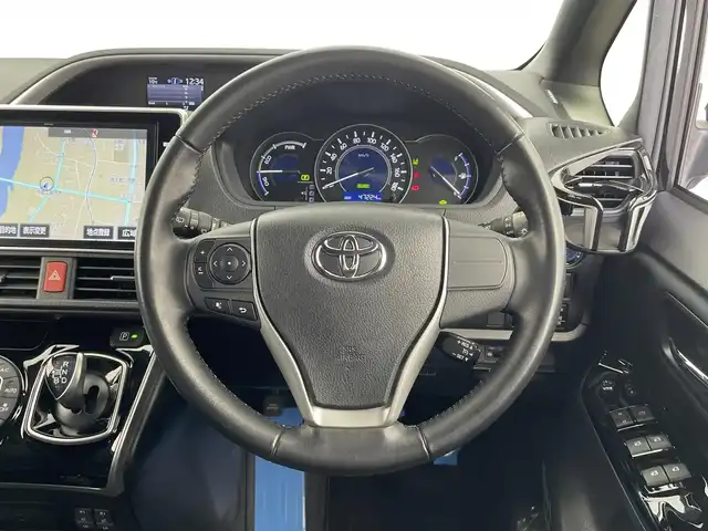 トヨタ ヴォクシー ハイブリッド ZS 煌 大分県 2018(平30)年 4.8万km ブラック 純正SDナビ（NSZN-Z66T）/ BT/CD/DVD/フルセグ/純正フリップダウンモニター/両側パワースライドドア/バックカメラ/クルーズコントロール/オートマチックハイビーム/レーンキープアシスト/ドライブレコーダー/LEDヘッドライト/本革巻きステアリング/フロアマット/プッシュスタート/スマートキー