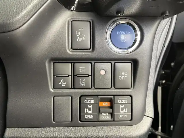 トヨタ ヴォクシー ハイブリッド ZS 煌 大分県 2018(平30)年 4.8万km ブラック 純正SDナビ（NSZN-Z66T）/ BT/CD/DVD/フルセグ/純正フリップダウンモニター/両側パワースライドドア/バックカメラ/クルーズコントロール/オートマチックハイビーム/レーンキープアシスト/ドライブレコーダー/LEDヘッドライト/本革巻きステアリング/フロアマット/プッシュスタート/スマートキー