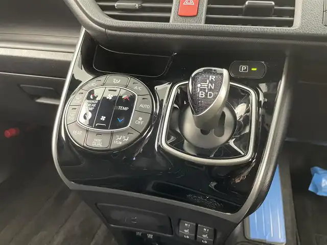 トヨタ ヴォクシー ハイブリッド ZS 煌 大分県 2018(平30)年 4.8万km ブラック 純正SDナビ（NSZN-Z66T）/ BT/CD/DVD/フルセグ/純正フリップダウンモニター/両側パワースライドドア/バックカメラ/クルーズコントロール/オートマチックハイビーム/レーンキープアシスト/ドライブレコーダー/LEDヘッドライト/本革巻きステアリング/フロアマット/プッシュスタート/スマートキー