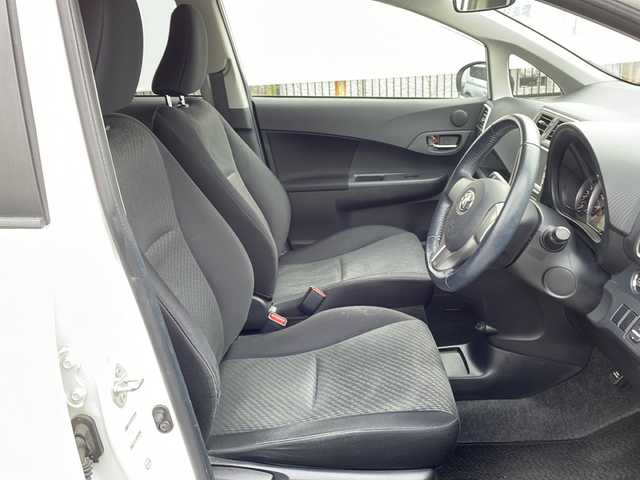 トヨタ ラクティス G 山口県 2011(平23)年 2.9万km ホワイトパールクリスタルシャイン ワンオーナー/純正ナビ/CD/AUX/ワンセグTV/バックカメラ/純正HIDヘッドライト/純正フォグランプ/オートライト/革巻ステアリング/コーナーセンサー/スマートキー/純正フロアマット/純正ドアバイザー/電動格納ウインカードアミラー