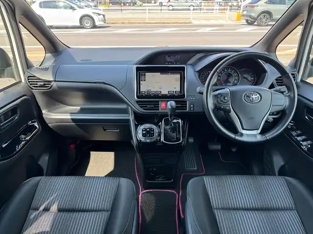 トヨタ ヴォクシー ZS 滋賀県 2018(平30)年 7.4万km ホワイトパールクリスタルシャイン 純正8インチフルセグナビ/　フルセグ Bluetooth CD  DVD SDREC AM FM/バックカメラ/純正フリップダウンモニター/ドライブレコーダー/両側パワースライドドア/ビルトインETC/Toyota Safety Sense C/プリクラッシュセーフティー/レーンディパーチャーアラート/オートマチックハイビーム/先行車発進告知機能/フロアマット/純正16インチアルミ/スマートキー×2