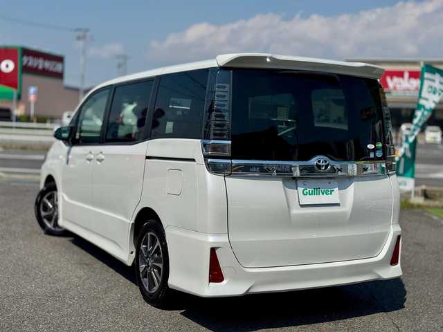トヨタ ヴォクシー ZS 滋賀県 2018(平30)年 7.4万km ホワイトパールクリスタルシャイン 純正8インチフルセグナビ/　フルセグ Bluetooth CD  DVD SDREC AM FM/バックカメラ/純正フリップダウンモニター/ドライブレコーダー/両側パワースライドドア/ビルトインETC/Toyota Safety Sense C/プリクラッシュセーフティー/レーンディパーチャーアラート/オートマチックハイビーム/先行車発進告知機能/フロアマット/純正16インチアルミ/スマートキー×2