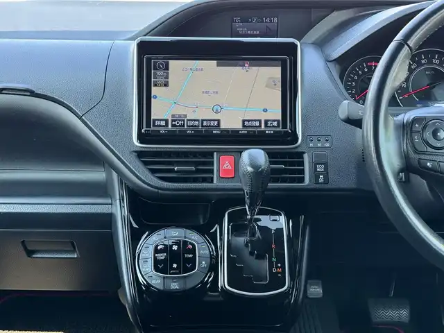 トヨタ ヴォクシー ZS 滋賀県 2018(平30)年 7.4万km ホワイトパールクリスタルシャイン 純正8インチフルセグナビ/　フルセグ Bluetooth CD  DVD SDREC AM FM/バックカメラ/純正フリップダウンモニター/ドライブレコーダー/両側パワースライドドア/ビルトインETC/Toyota Safety Sense C/プリクラッシュセーフティー/レーンディパーチャーアラート/オートマチックハイビーム/先行車発進告知機能/フロアマット/純正16インチアルミ/スマートキー×2