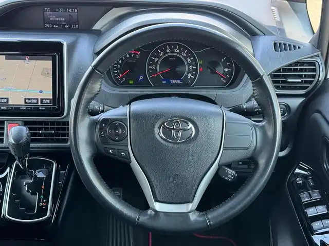 トヨタ ヴォクシー ZS 滋賀県 2018(平30)年 7.4万km ホワイトパールクリスタルシャイン 純正8インチフルセグナビ/　フルセグ Bluetooth CD  DVD SDREC AM FM/バックカメラ/純正フリップダウンモニター/ドライブレコーダー/両側パワースライドドア/ビルトインETC/Toyota Safety Sense C/プリクラッシュセーフティー/レーンディパーチャーアラート/オートマチックハイビーム/先行車発進告知機能/フロアマット/純正16インチアルミ/スマートキー×2