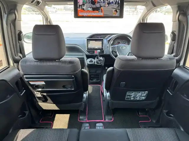 トヨタ ヴォクシー ZS 滋賀県 2018(平30)年 7.4万km ホワイトパールクリスタルシャイン 純正8インチフルセグナビ/　フルセグ Bluetooth CD  DVD SDREC AM FM/バックカメラ/純正フリップダウンモニター/ドライブレコーダー/両側パワースライドドア/ビルトインETC/Toyota Safety Sense C/プリクラッシュセーフティー/レーンディパーチャーアラート/オートマチックハイビーム/先行車発進告知機能/フロアマット/純正16インチアルミ/スマートキー×2