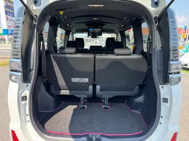 トヨタ ヴォクシー ZS 滋賀県 2018(平30)年 7.4万km ホワイトパールクリスタルシャイン 純正8インチフルセグナビ/　フルセグ Bluetooth CD  DVD SDREC AM FM/バックカメラ/純正フリップダウンモニター/ドライブレコーダー/両側パワースライドドア/ビルトインETC/Toyota Safety Sense C/プリクラッシュセーフティー/レーンディパーチャーアラート/オートマチックハイビーム/先行車発進告知機能/フロアマット/純正16インチアルミ/スマートキー×2
