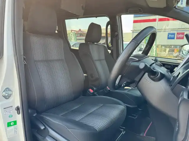 トヨタ ヴォクシー ZS 滋賀県 2018(平30)年 7.4万km ホワイトパールクリスタルシャイン 純正8インチフルセグナビ/　フルセグ Bluetooth CD  DVD SDREC AM FM/バックカメラ/純正フリップダウンモニター/ドライブレコーダー/両側パワースライドドア/ビルトインETC/Toyota Safety Sense C/プリクラッシュセーフティー/レーンディパーチャーアラート/オートマチックハイビーム/先行車発進告知機能/フロアマット/純正16インチアルミ/スマートキー×2
