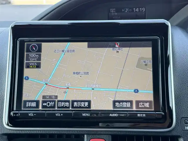 トヨタ ヴォクシー ZS 滋賀県 2018(平30)年 7.4万km ホワイトパールクリスタルシャイン 純正8インチフルセグナビ/　フルセグ Bluetooth CD  DVD SDREC AM FM/バックカメラ/純正フリップダウンモニター/ドライブレコーダー/両側パワースライドドア/ビルトインETC/Toyota Safety Sense C/プリクラッシュセーフティー/レーンディパーチャーアラート/オートマチックハイビーム/先行車発進告知機能/フロアマット/純正16インチアルミ/スマートキー×2
