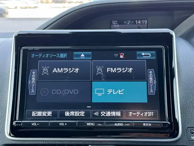 トヨタ ヴォクシー ZS 滋賀県 2018(平30)年 7.4万km ホワイトパールクリスタルシャイン 純正8インチフルセグナビ/　フルセグ Bluetooth CD  DVD SDREC AM FM/バックカメラ/純正フリップダウンモニター/ドライブレコーダー/両側パワースライドドア/ビルトインETC/Toyota Safety Sense C/プリクラッシュセーフティー/レーンディパーチャーアラート/オートマチックハイビーム/先行車発進告知機能/フロアマット/純正16インチアルミ/スマートキー×2