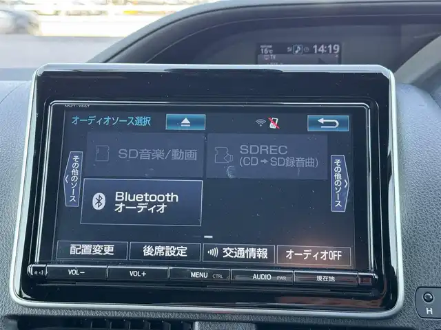 トヨタ ヴォクシー ZS 滋賀県 2018(平30)年 7.4万km ホワイトパールクリスタルシャイン 純正8インチフルセグナビ/　フルセグ Bluetooth CD  DVD SDREC AM FM/バックカメラ/純正フリップダウンモニター/ドライブレコーダー/両側パワースライドドア/ビルトインETC/Toyota Safety Sense C/プリクラッシュセーフティー/レーンディパーチャーアラート/オートマチックハイビーム/先行車発進告知機能/フロアマット/純正16インチアルミ/スマートキー×2