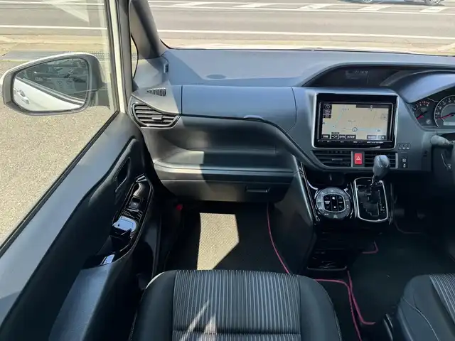 トヨタ ヴォクシー ZS 滋賀県 2018(平30)年 7.4万km ホワイトパールクリスタルシャイン 純正8インチフルセグナビ/　フルセグ Bluetooth CD  DVD SDREC AM FM/バックカメラ/純正フリップダウンモニター/ドライブレコーダー/両側パワースライドドア/ビルトインETC/Toyota Safety Sense C/プリクラッシュセーフティー/レーンディパーチャーアラート/オートマチックハイビーム/先行車発進告知機能/フロアマット/純正16インチアルミ/スマートキー×2
