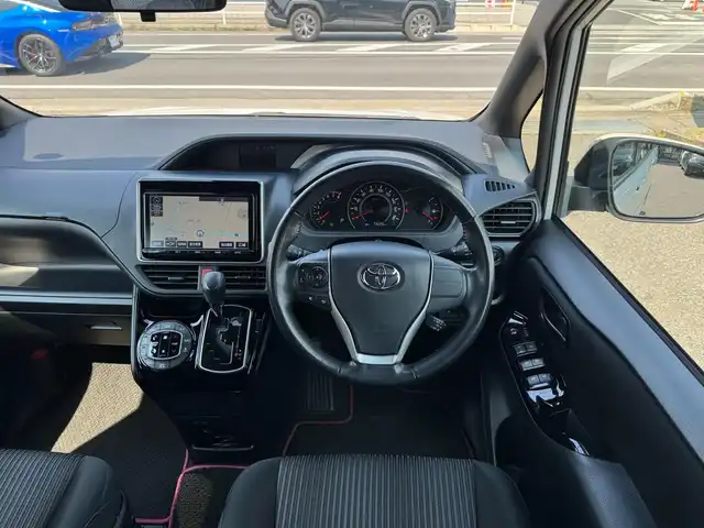 トヨタ ヴォクシー ZS 滋賀県 2018(平30)年 7.4万km ホワイトパールクリスタルシャイン 純正8インチフルセグナビ/　フルセグ Bluetooth CD  DVD SDREC AM FM/バックカメラ/純正フリップダウンモニター/ドライブレコーダー/両側パワースライドドア/ビルトインETC/Toyota Safety Sense C/プリクラッシュセーフティー/レーンディパーチャーアラート/オートマチックハイビーム/先行車発進告知機能/フロアマット/純正16インチアルミ/スマートキー×2