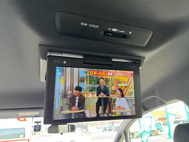 トヨタ ヴォクシー ZS 滋賀県 2018(平30)年 7.4万km ホワイトパールクリスタルシャイン 純正8インチフルセグナビ/　フルセグ Bluetooth CD  DVD SDREC AM FM/バックカメラ/純正フリップダウンモニター/ドライブレコーダー/両側パワースライドドア/ビルトインETC/Toyota Safety Sense C/プリクラッシュセーフティー/レーンディパーチャーアラート/オートマチックハイビーム/先行車発進告知機能/フロアマット/純正16インチアルミ/スマートキー×2