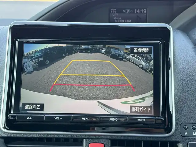 トヨタ ヴォクシー ZS 滋賀県 2018(平30)年 7.4万km ホワイトパールクリスタルシャイン 純正8インチフルセグナビ/　フルセグ Bluetooth CD  DVD SDREC AM FM/バックカメラ/純正フリップダウンモニター/ドライブレコーダー/両側パワースライドドア/ビルトインETC/Toyota Safety Sense C/プリクラッシュセーフティー/レーンディパーチャーアラート/オートマチックハイビーム/先行車発進告知機能/フロアマット/純正16インチアルミ/スマートキー×2