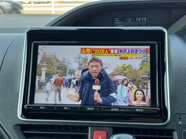 トヨタ ヴォクシー ZS 滋賀県 2018(平30)年 7.4万km ホワイトパールクリスタルシャイン 純正8インチフルセグナビ/　フルセグ Bluetooth CD  DVD SDREC AM FM/バックカメラ/純正フリップダウンモニター/ドライブレコーダー/両側パワースライドドア/ビルトインETC/Toyota Safety Sense C/プリクラッシュセーフティー/レーンディパーチャーアラート/オートマチックハイビーム/先行車発進告知機能/フロアマット/純正16インチアルミ/スマートキー×2