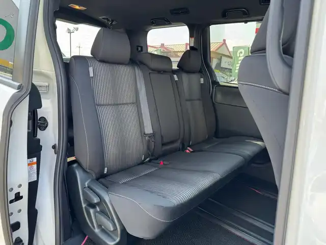 トヨタ ヴォクシー ZS 滋賀県 2018(平30)年 7.4万km ホワイトパールクリスタルシャイン 純正8インチフルセグナビ/　フルセグ Bluetooth CD  DVD SDREC AM FM/バックカメラ/純正フリップダウンモニター/ドライブレコーダー/両側パワースライドドア/ビルトインETC/Toyota Safety Sense C/プリクラッシュセーフティー/レーンディパーチャーアラート/オートマチックハイビーム/先行車発進告知機能/フロアマット/純正16インチアルミ/スマートキー×2
