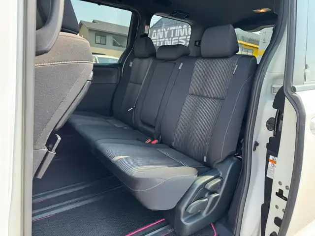 トヨタ ヴォクシー ZS 滋賀県 2018(平30)年 7.4万km ホワイトパールクリスタルシャイン 純正8インチフルセグナビ/　フルセグ Bluetooth CD  DVD SDREC AM FM/バックカメラ/純正フリップダウンモニター/ドライブレコーダー/両側パワースライドドア/ビルトインETC/Toyota Safety Sense C/プリクラッシュセーフティー/レーンディパーチャーアラート/オートマチックハイビーム/先行車発進告知機能/フロアマット/純正16インチアルミ/スマートキー×2