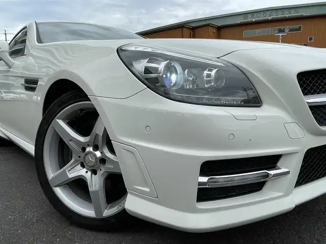 メルセデス・ベンツ ＳＬＫ２００ ブルーエフィシェンシー 静岡県 2012(平24)年 3.9万km カルサイトホワイト AMGスポーツパッケージ/純正HDDナビ・フルセグTV/ラジオ/CD/DVD/ミュージックレジスター/Bluetooth/USB/メディアインターフェース/レザーシート/電動オープン/パドルシフト/オートライト/電動格納ミラー/前席パワーシート/前席シートヒーター/エアスカーフ/純正フロアマット/純正18インチホイール/横滑り防止装置/新車時保証書/取扱説明書