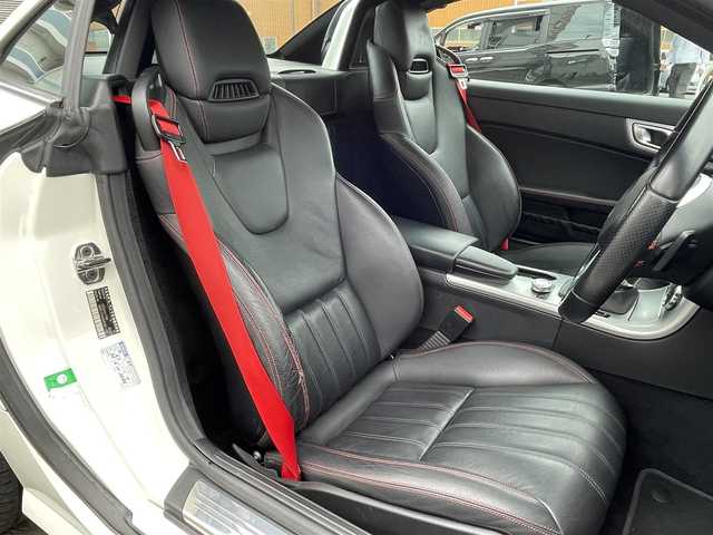 メルセデス・ベンツ ＳＬＫ２００ ブルーエフィシェンシー 静岡県 2012(平24)年 3.9万km カルサイトホワイト AMGスポーツパッケージ/純正HDDナビ・フルセグTV/ラジオ/CD/DVD/ミュージックレジスター/Bluetooth/USB/メディアインターフェース/レザーシート/電動オープン/パドルシフト/オートライト/電動格納ミラー/前席パワーシート/前席シートヒーター/エアスカーフ/純正フロアマット/純正18インチホイール/横滑り防止装置/新車時保証書/取扱説明書