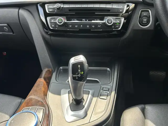 ＢＭＷ ３２０ｄ ラグジュアリー 茨城県 2017(平29)年 4.5万km アルピンホワイトⅢ 後期型　/インテリジェントＳＦＴ　/ＡＣＣ　/ＬＤＷ　/ＬＣＷ　/Ｂカメラ　/ＰＤＣ　/黒革　/シートヒーター　/Ｍ付ＰＷシート　/ナビ　/ＢＴ　/ＤＶＤ　/ＵＳＢ　/ＬＥＤヘッドライト　/オートライト　/ＥＴＣ２．０　　/前後ドラレコ/禁煙車