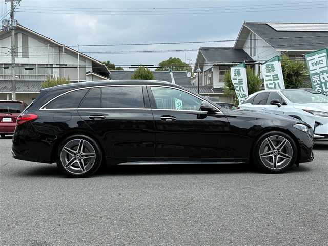 メルセデス・ベンツ Ｍ・ベンツ Ｃ２２０ｄ ステーションワゴン アバンギャルドAMGライン 京都府 2022(令4)年 1.2万km 黒Ｍ 登録時走行距離11683Km/パノラミックスライディングルーフ/レーダーセーフティパッケージ/・アクティブディスタンスA/・アクティブブレーキA/・プレセーフインパルスサイド/・アクティブブラインドスポットA/・アクティブレーンキープA/・アクティブステアリングA/・アクティブレーンチェンジA/・アクティブエマージェンシー ストップA/ユーザーエクスペリエンス/・11.9インチディスプレイ/・HDDナビ/・フルセグTV/・AppleCarPlay/AndroidAuto/・ETC2.0/360°カメラシステム/純正前後ドラレコ/アクティブパーキングA/レーザー×スエードコンビシート/・前席メモリー付パワーシート/・前席シートヒーター/レザーステアリング/・パドルシフト/キーレスゴー/・スマートキー×2個/アンビエントライト/LEDデジタルライト/純正スポーツサスペンション/純正18インチアルミホイール/車両取説/ユーザーエクスペリエンスクイックガイド