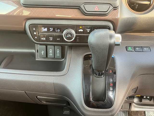 ホンダ Ｎ ＢＯＸ G･L ホンダセンシング カッパーブラウンスタイル 愛知県 2018(平30)年 6.3万km プラチナホワイトパール 衝突軽減ブレーキ　/レーンキープアシスト　/ナビ　/フルセグＴＶ　/バックカメラ　/ＥＴＣ　/両側電動スライドドア　/レーダークルーズコントロール　/プッシュスタート　/スマートキー