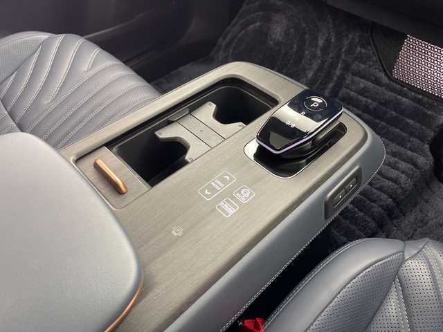 日産 アリア B6 e－4ORCE リミテッド 岐阜県 2023(令5)年 1.9万km ゴールド プロパイロット2.0/パノラミックガラスルーフ/BOSEサウンド/純正12.3インチディスプレイ/・ナビ/フルセグ/BT/USB/AppleCarPlay/アラウンドビューモニター/インテリジェントルームミラー/ドライブレコーダー/ブラインドスポットモニター/レザーシート/シートヒーター/ベンチレーション/革巻きステアリング/ステアリングスイッチ/ステアリングヒーター/ワイヤレス充電/ETC2.0