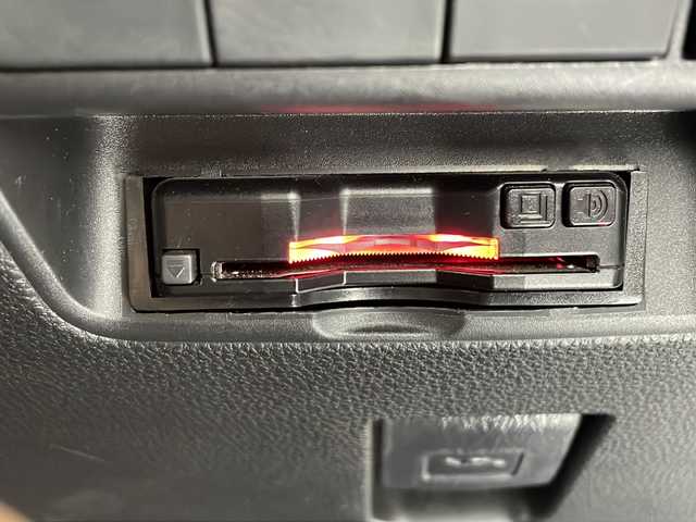 トヨタ アクア G 沖縄県 2021(令3)年 6.9万km プラチナホワイトパールマイカ 純正ディスプレイオーディオ　/(Ｂｌｕｅｔｏｏｔｈ　ＡＭ　ＦＭ)/バックカメラ　/ＵＳＢ入力端子/ビルドインＥＴＣ　/トヨタセーフティセンス/・衝突被害軽減ブレーキ (プリクラッシュセーフティ)																									/・ハンドル操作サポート (レーントレーシングアシスト)																									/・追従ドライブ支援機能 (レーダークルーズコントロール)																									/・車線はみ出しアラート (レーンディパーチャーアラート)																									/・自動ハイビーム (オートマチックハイビーム)																									/スマートキー　/オートライト　/ステアリングスイッチ　/ＬＥＤヘッドライト　/電動格納ミラー/ＳＯＳボタン/保証書/取扱説明書