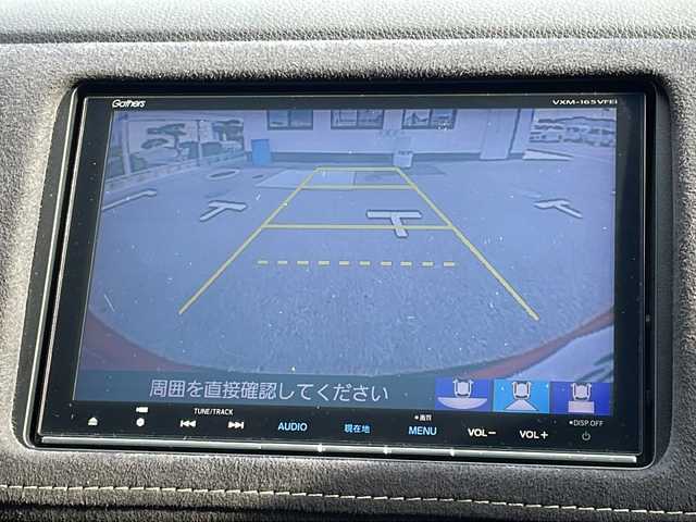 ホンダ ヴェゼル ハイブリッド RS ホンダセンシング 山口県 2016(平28)年 8.9万km プレミアムクリスタルレッドM 純正8インチナビ　【VXM-165VFEi】/・Bluetooth接続/・フルセグテレビ/・DVD再生機能有/バックカメラ/ビルトインETC/ドライブレコーダー/ホンダセンシング/・車線維持支援システム/・路外逸脱抑制機能/・歩行者事故低減ステアリング/・標識認識機能/・先行車発進お知らせ機能/・衝突軽減ブレーキ/・誤発進抑制機能/・アダプティブクルーズコントロール/パドルシフト/D/N席シートヒーター/電子パーキング/USB入力端子/ハーフレザーシート/純正フロアマット/スマートキー/プッシュスタート/スペアキー1本/ドアバイザー/ウィンカーミラー/純正18インチAW