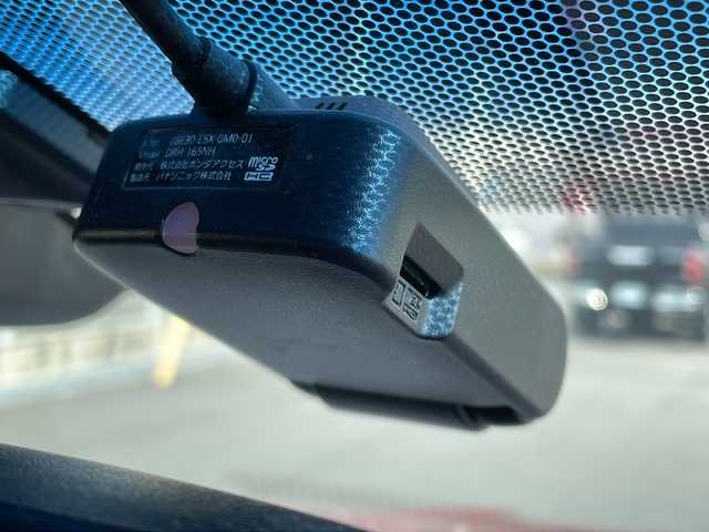 ホンダ ヴェゼル ハイブリッド RS ホンダセンシング 山口県 2016(平28)年 8.9万km プレミアムクリスタルレッドM 純正8インチナビ　【VXM-165VFEi】/・Bluetooth接続/・フルセグテレビ/・DVD再生機能有/バックカメラ/ビルトインETC/ドライブレコーダー/ホンダセンシング/・車線維持支援システム/・路外逸脱抑制機能/・歩行者事故低減ステアリング/・標識認識機能/・先行車発進お知らせ機能/・衝突軽減ブレーキ/・誤発進抑制機能/・アダプティブクルーズコントロール/パドルシフト/D/N席シートヒーター/電子パーキング/USB入力端子/ハーフレザーシート/純正フロアマット/スマートキー/プッシュスタート/スペアキー1本/ドアバイザー/ウィンカーミラー/純正18インチAW