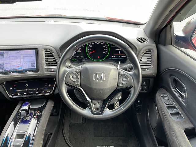 ホンダ ヴェゼル ハイブリッド RS ホンダセンシング 山口県 2016(平28)年 8.9万km プレミアムクリスタルレッドM 純正8インチナビ　【VXM-165VFEi】/・Bluetooth接続/・フルセグテレビ/・DVD再生機能有/バックカメラ/ビルトインETC/ドライブレコーダー/ホンダセンシング/・車線維持支援システム/・路外逸脱抑制機能/・歩行者事故低減ステアリング/・標識認識機能/・先行車発進お知らせ機能/・衝突軽減ブレーキ/・誤発進抑制機能/・アダプティブクルーズコントロール/パドルシフト/D/N席シートヒーター/電子パーキング/USB入力端子/ハーフレザーシート/純正フロアマット/スマートキー/プッシュスタート/スペアキー1本/ドアバイザー/ウィンカーミラー/純正18インチAW