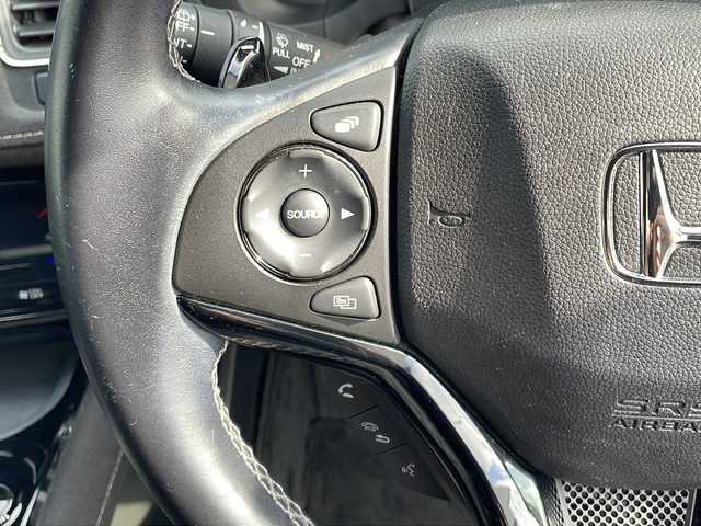 ホンダ ヴェゼル ハイブリッド RS ホンダセンシング 山口県 2016(平28)年 8.9万km プレミアムクリスタルレッドM 純正8インチナビ　【VXM-165VFEi】/・Bluetooth接続/・フルセグテレビ/・DVD再生機能有/バックカメラ/ビルトインETC/ドライブレコーダー/ホンダセンシング/・車線維持支援システム/・路外逸脱抑制機能/・歩行者事故低減ステアリング/・標識認識機能/・先行車発進お知らせ機能/・衝突軽減ブレーキ/・誤発進抑制機能/・アダプティブクルーズコントロール/パドルシフト/D/N席シートヒーター/電子パーキング/USB入力端子/ハーフレザーシート/純正フロアマット/スマートキー/プッシュスタート/スペアキー1本/ドアバイザー/ウィンカーミラー/純正18インチAW